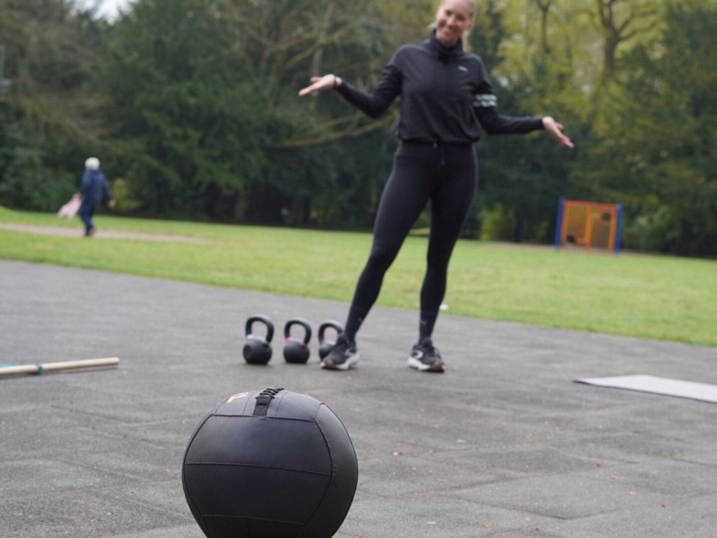 Viktoriia mit Trainingsgeräten beim Outdoor-Training