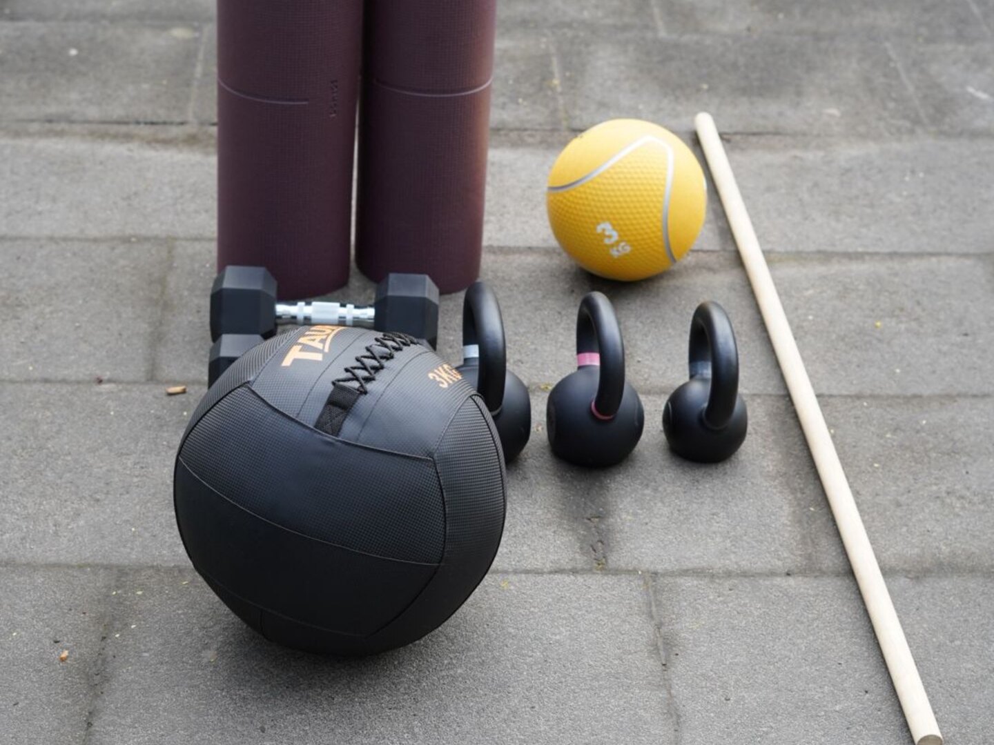Kettlebells, Hanteln und Matten für den Kraftzirkel