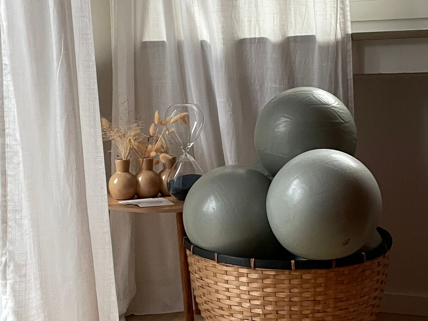 Pilates-Bälle und Zubehör im Studio