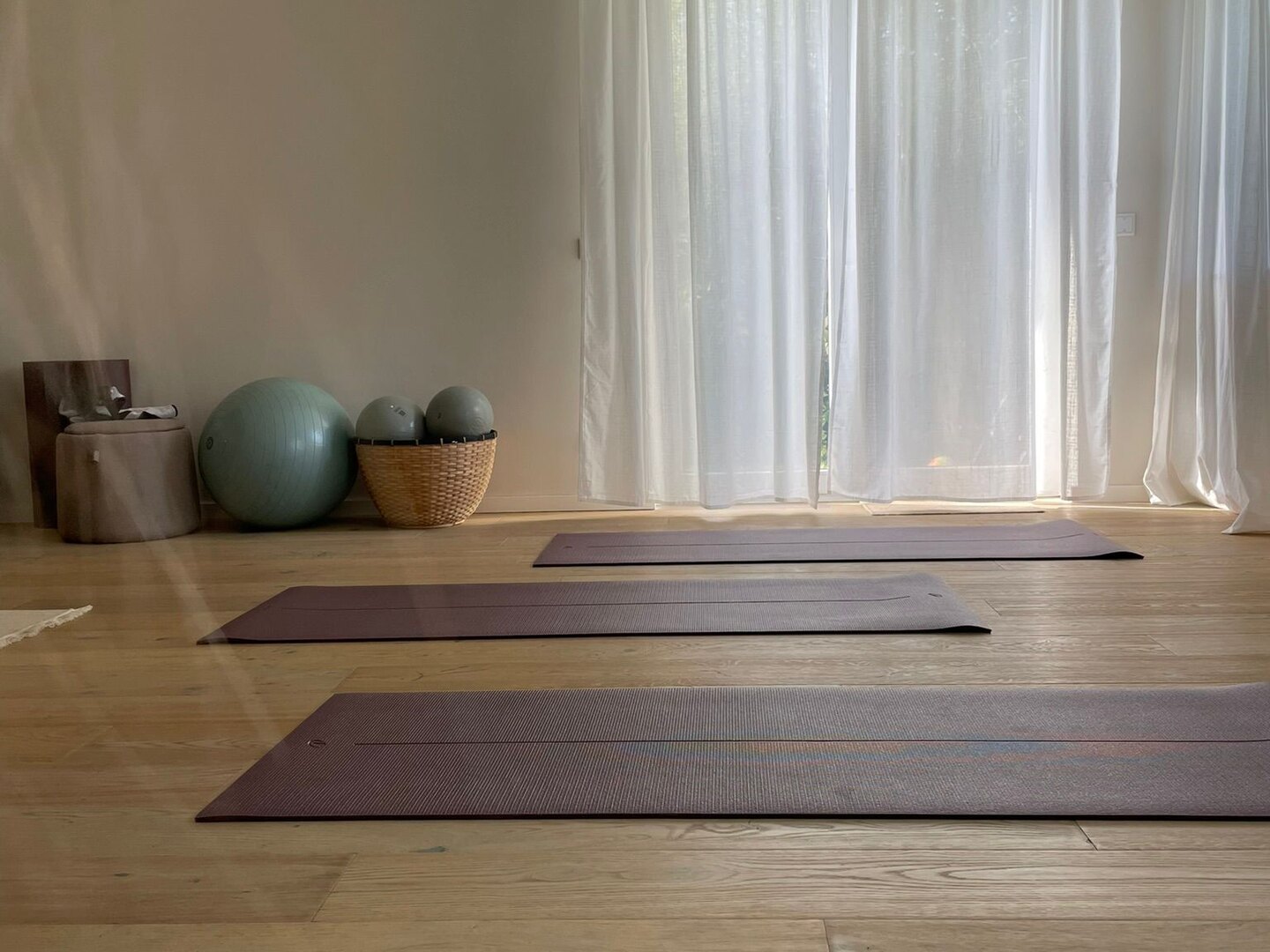 Vorbereitete Pilates-Matten im Studio